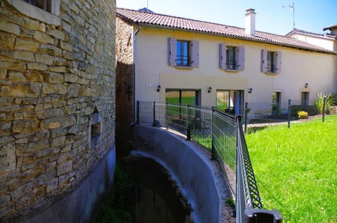 Property building, Day, Natural landscape, Garden, Garden view, River view