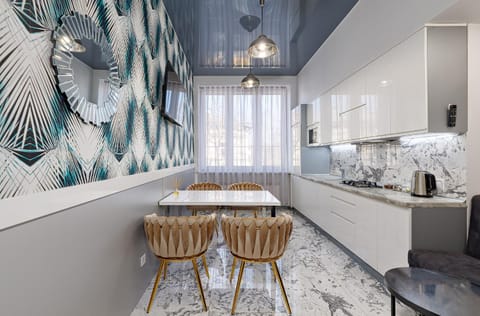 Kitchen or kitchenette, Seating area, Dining area