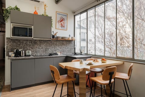 Kitchen or kitchenette, Dining area
