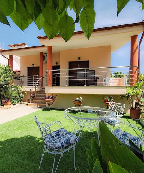 Property building, Day, Garden, Balcony/Terrace, Garden view