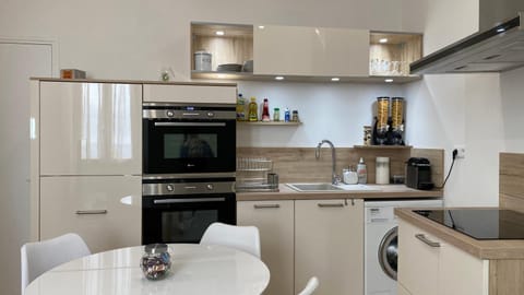 Kitchen or kitchenette, Dining area, oven, stove