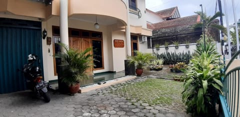Property building, Day, Garden, Garden view