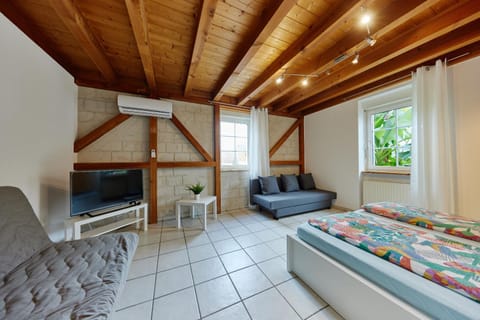 Bed, TV and multimedia, Photo of the whole room, Bedroom