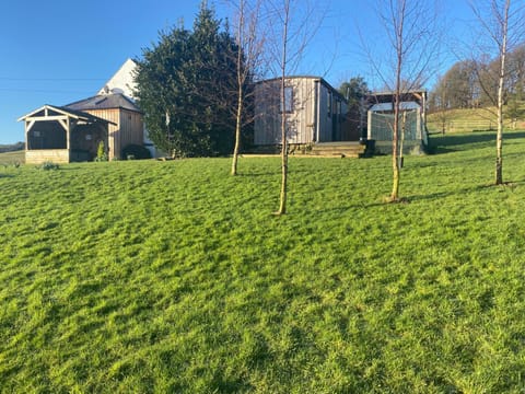 Shepherds Hut-hot tub hire-dog friendly-views House in England