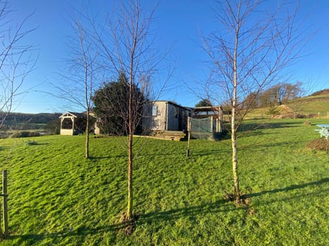 Shepherds Hut-hot tub hire-dog friendly-views House in England