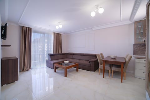 TV and multimedia, Living room, Seating area, Dining area