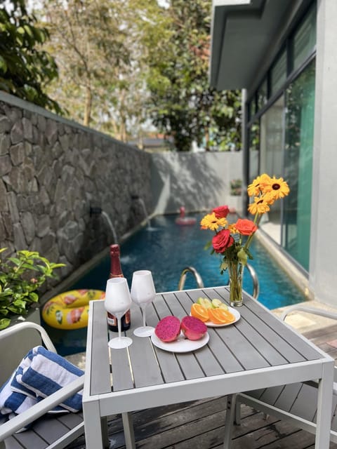 Patio, Day, Balcony/Terrace, Swimming pool, sunbed