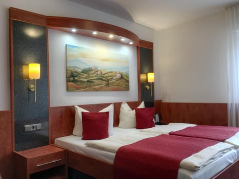 Bed, Coffee/tea facilities, Photo of the whole room, Decorative detail, Bedroom