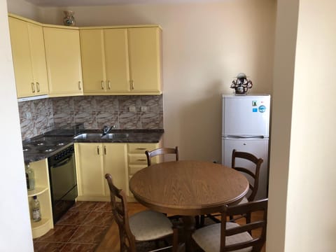 Kitchen or kitchenette, Dining area, oven, pet friendly, stove