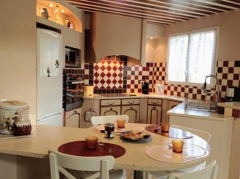 Coffee/tea facilities, Kitchen or kitchenette, Dining area, minibar, pet friendly, toaster