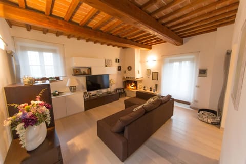 TV and multimedia, Living room, Seating area, Garden view, Inner courtyard view