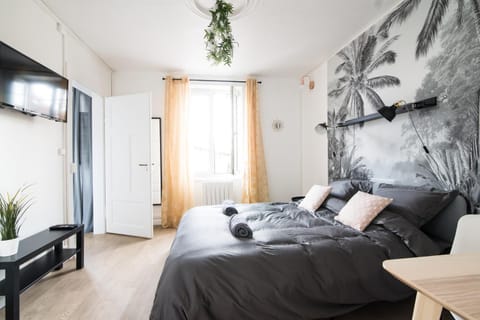 Bed, TV and multimedia, Living room, Photo of the whole room, Bedroom