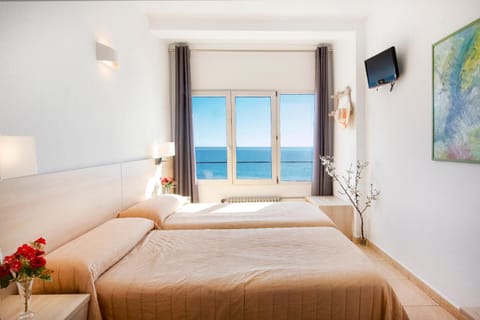 Bed, Natural landscape, TV and multimedia, Photo of the whole room, Bedroom, Sea view