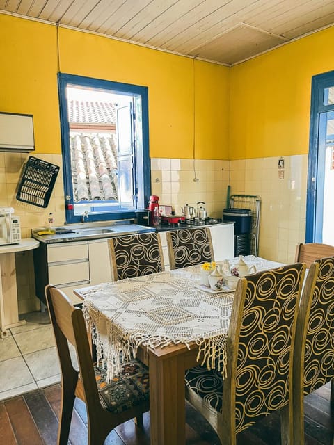 Kitchen or kitchenette, minibar, oven, stove