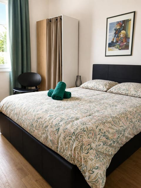 Bed, Photo of the whole room, Bedroom, towels