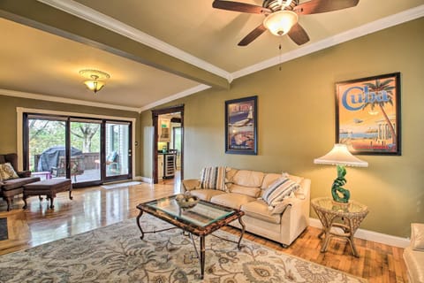 Dock, Hot Tub and Kayaks Luxe Hot Springs Lakehouse House in Rockwell