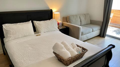 Bed, Photo of the whole room, Seating area