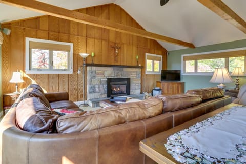 Ski, Swim and Relax Waterfront Haven on Pines Lake! House in Coolbaugh Township