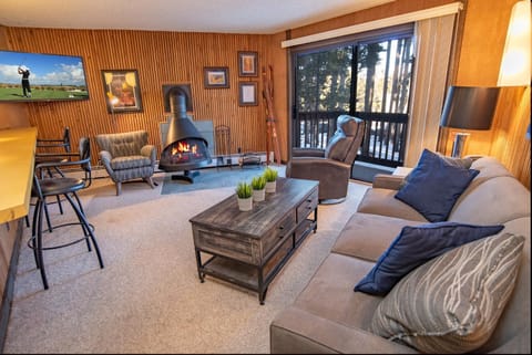 Peak 8 Village Getaway Condo: On Shuttle Route Apartment in Breckenridge