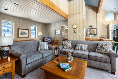 Blue River Pines Home: Peaceful, Hot Tub, Views House in Blue River