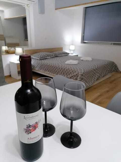 Bed, Seating area, Bedroom