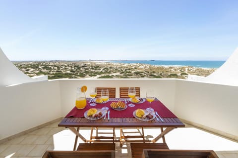 Natural landscape, View (from property/room), Balcony/Terrace, Dining area, Beach, Sea view