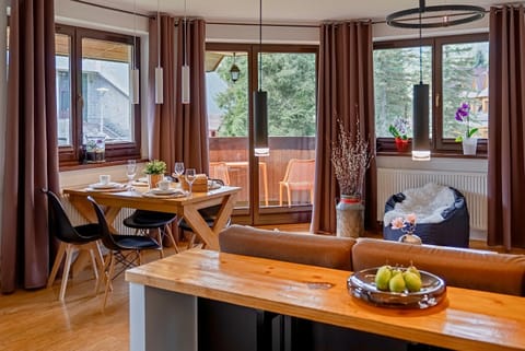 Balcony/Terrace, Living room, Seating area, Dining area, Bedroom