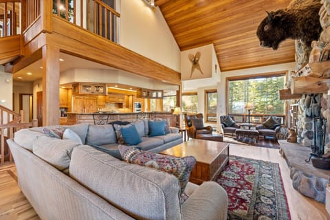 Boulder Ridge Lodge: Huge Ski-In Home w/ 20 Beds House in Breckenridge