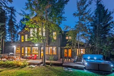 Boulder Ridge Lodge: Huge Ski-In Home w/ 20 Beds House in Breckenridge