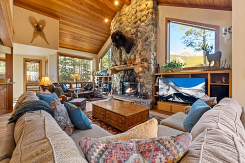Boulder Ridge Lodge: Huge Ski-In Home w/ 20 Beds House in Breckenridge