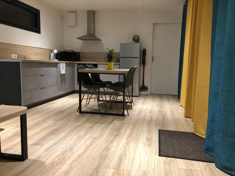 Kitchen or kitchenette, Dining area