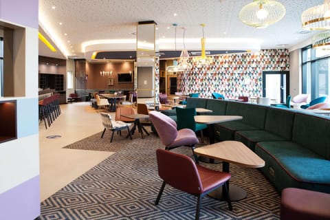 Restaurant/places to eat, Communal lounge/ TV room, Banquet/Function facilities, Seating area, furniture
