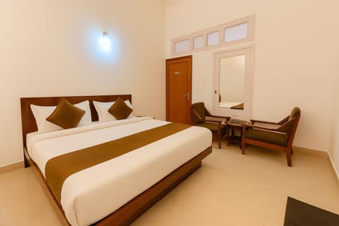 Bed, Photo of the whole room, Seating area