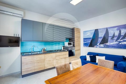 Kitchen or kitchenette, Living room, Seating area, kitchen