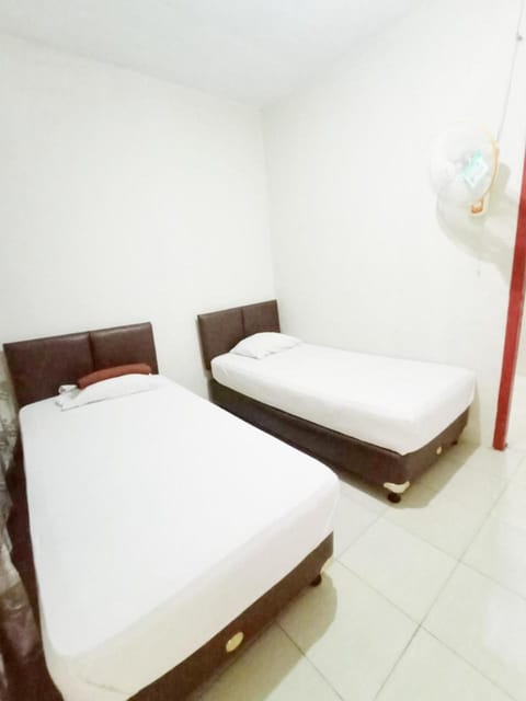Staff, Bed, People, Other, Photo of the whole room, Bedroom, Text overlay, Guests, children, older children, group of guests, Family, fireplace, towels