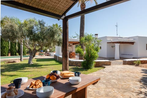 Property building, Patio, Day, BBQ facilities, Garden, Food and drinks, Dining area, Food, Garden view, Breakfast, Continental breakfast, Lunch, Dinner