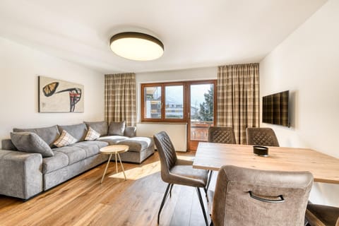 TV and multimedia, Living room, Dining area, Food