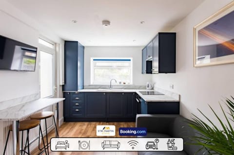 Kitchen or kitchenette, Dining area, oven, stove