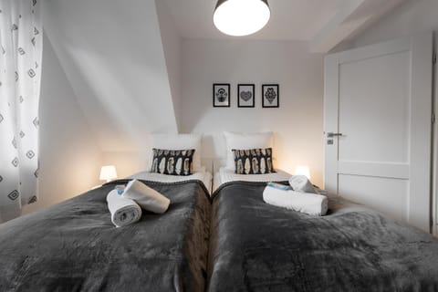 Bed, Photo of the whole room, towels