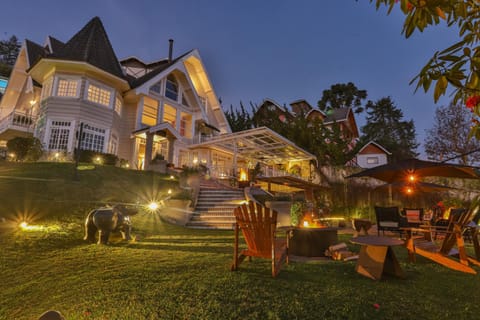 Property building, Facade/entrance, Garden, Balcony/Terrace