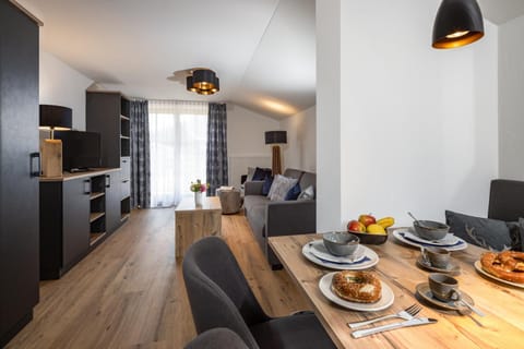 Living room, Photo of the whole room, Seating area, Dining area