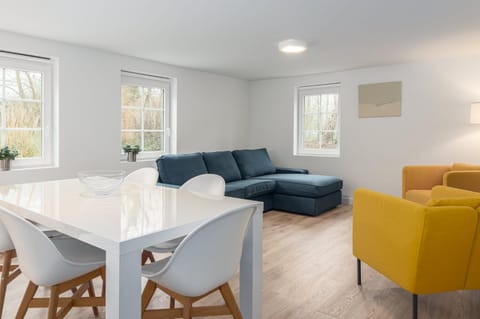 Property building, Living room, Food and drinks, Photo of the whole room, Food, Area and facilities