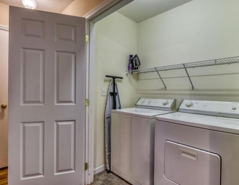 Rock of Ages, Hot Tub, Game Room, WIFI, Free Attraction Tickets, Near Parkway!!! Chalet in Pigeon Forge