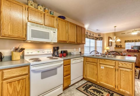 Rock of Ages, Hot Tub, Game Room, WIFI, Free Attraction Tickets, Near Parkway!!! Chalet in Pigeon Forge