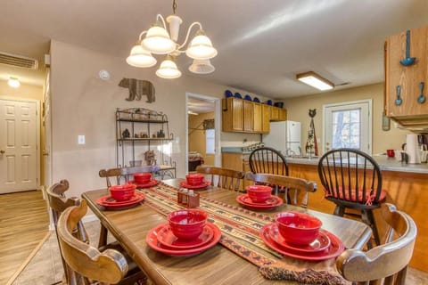 Rock of Ages, Hot Tub, Game Room, WIFI, Free Attraction Tickets, Near Parkway!!! Chalet in Pigeon Forge