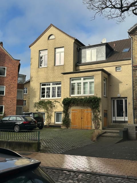 Gemütliche sanierte 1 Zimmer Wohnung mit privatem Parkplatz im Zentrum Apartment in Kiel