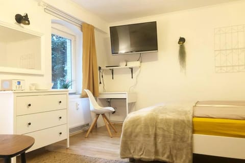 Gemütliche sanierte 1 Zimmer Wohnung mit privatem Parkplatz im Zentrum Apartment in Kiel