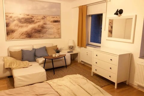 Gemütliche sanierte 1 Zimmer Wohnung mit privatem Parkplatz im Zentrum Apartment in Kiel