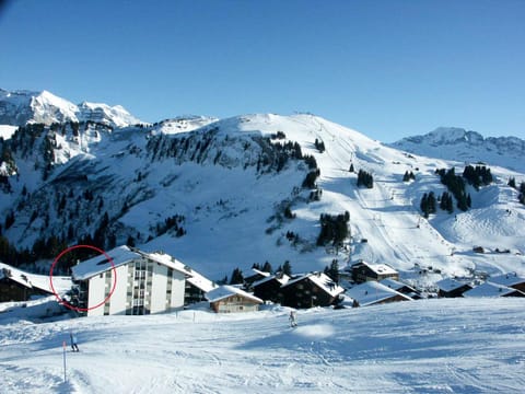 Property building, Neighbourhood, Bird's eye view, Ski School, Skiing, Hiking, Mountain view