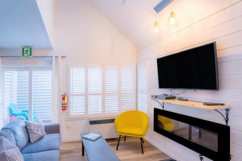 Bed, Day, Bathroom, Kitchen or kitchenette, Living room, Tennis court, Bedroom